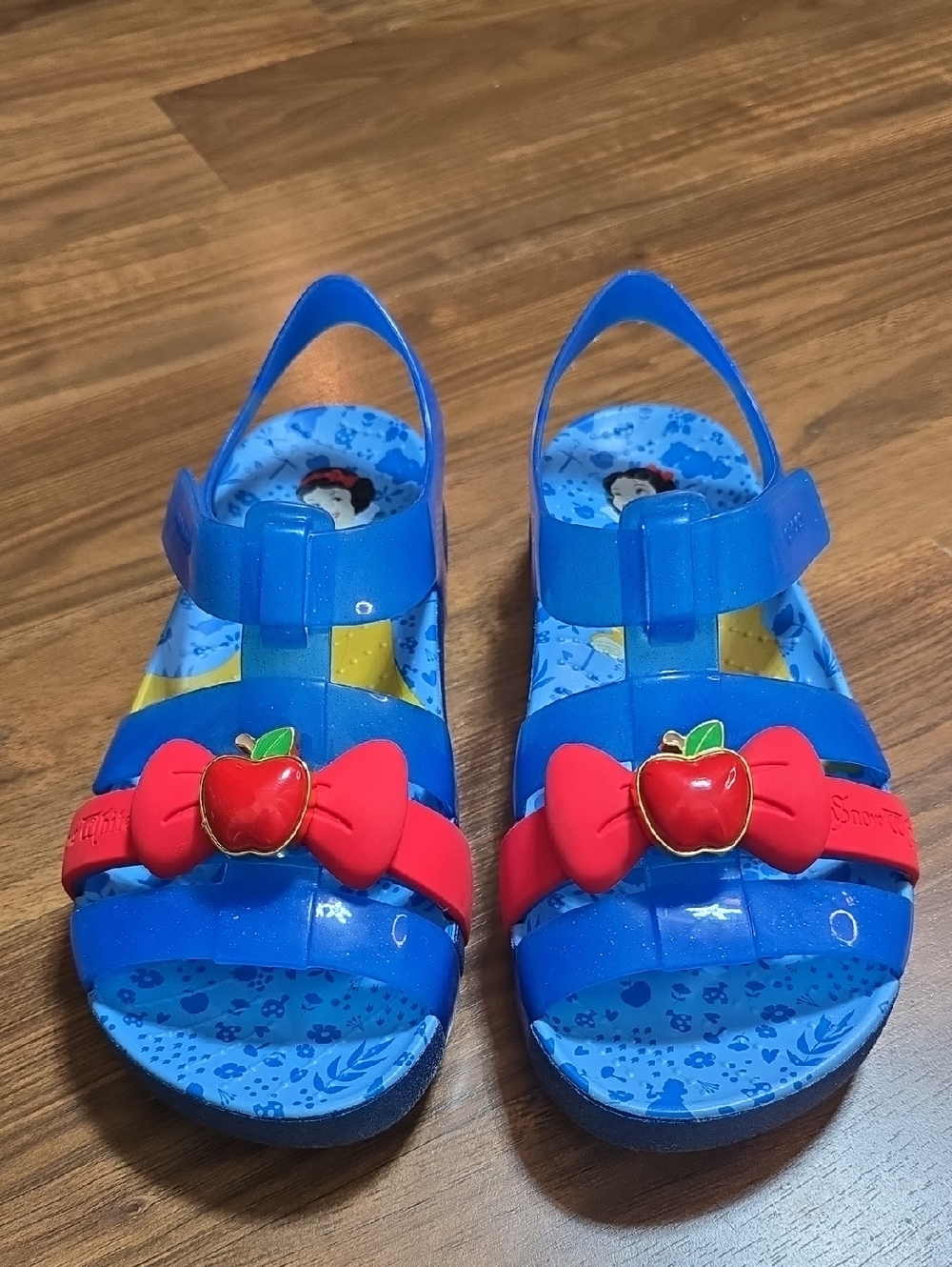 CROCS Kids' Snow White Isabella Sandal